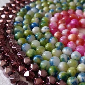 Vegyes gyöngyök szálban