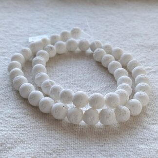 8 mm fehér lávakő ásványgyöngy szálban