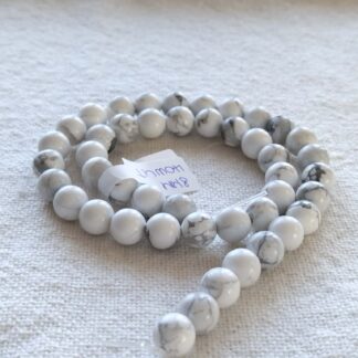 8 mm howlit ásványgyöngy szálban