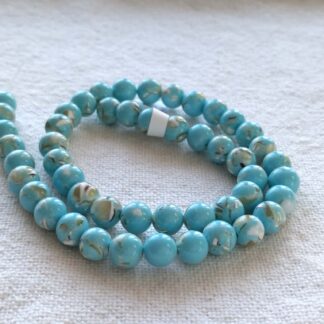 8 mm kagyló kék gyöngy szálban