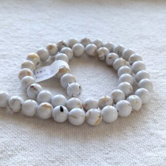 8 mm kagyló krém gyöngy szálban