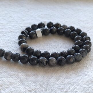 8 mm larvikit ásványgyöngy szálban