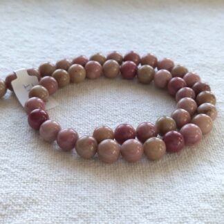 8 mm rodonit-thulit ásványgyöngy szálban