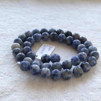 8 mm szodalit ásványgyöngy szálban