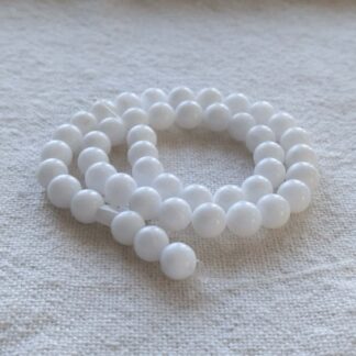 8 mm tejkvarc ásványgyöngy szálban