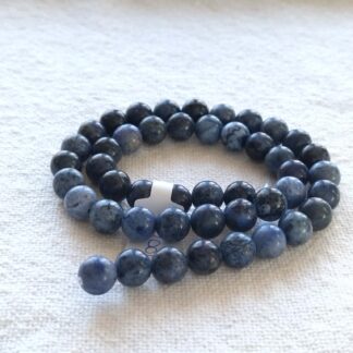 8 mm dumortierit ásványgyöngy szálban