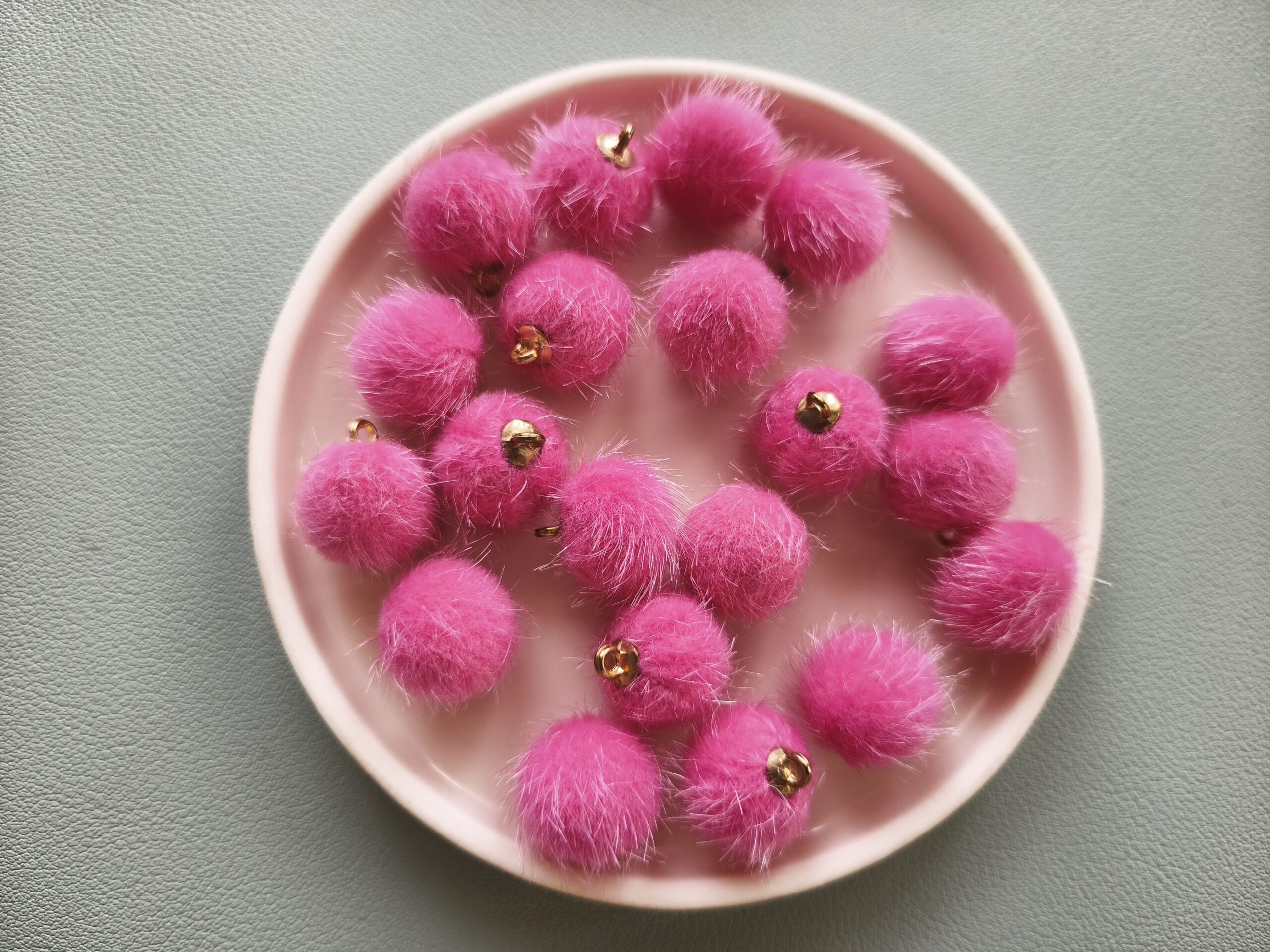 Szőrös bojt pink arany akasztóval