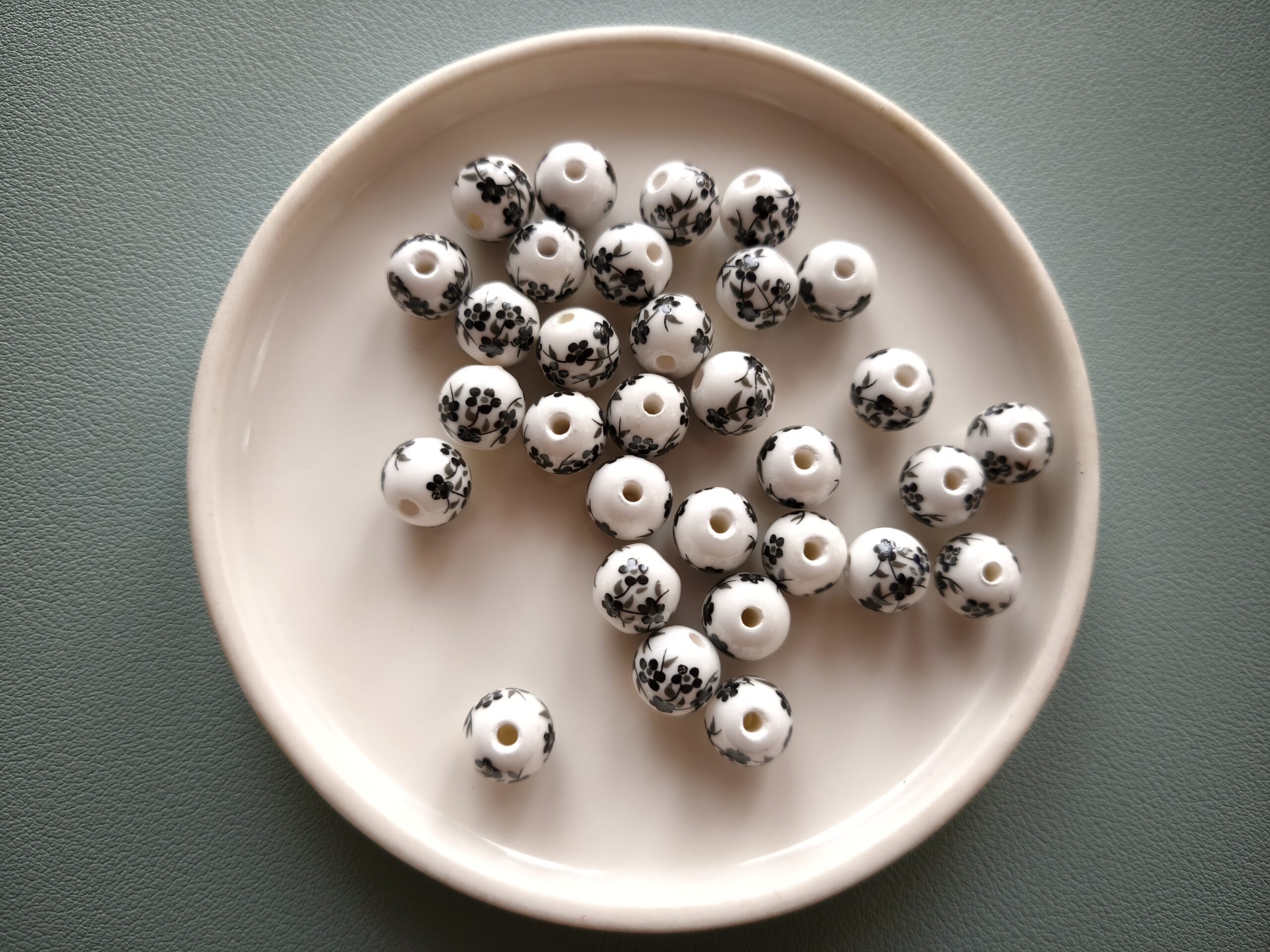 10 mm porcelán gyöngy fekete virágos