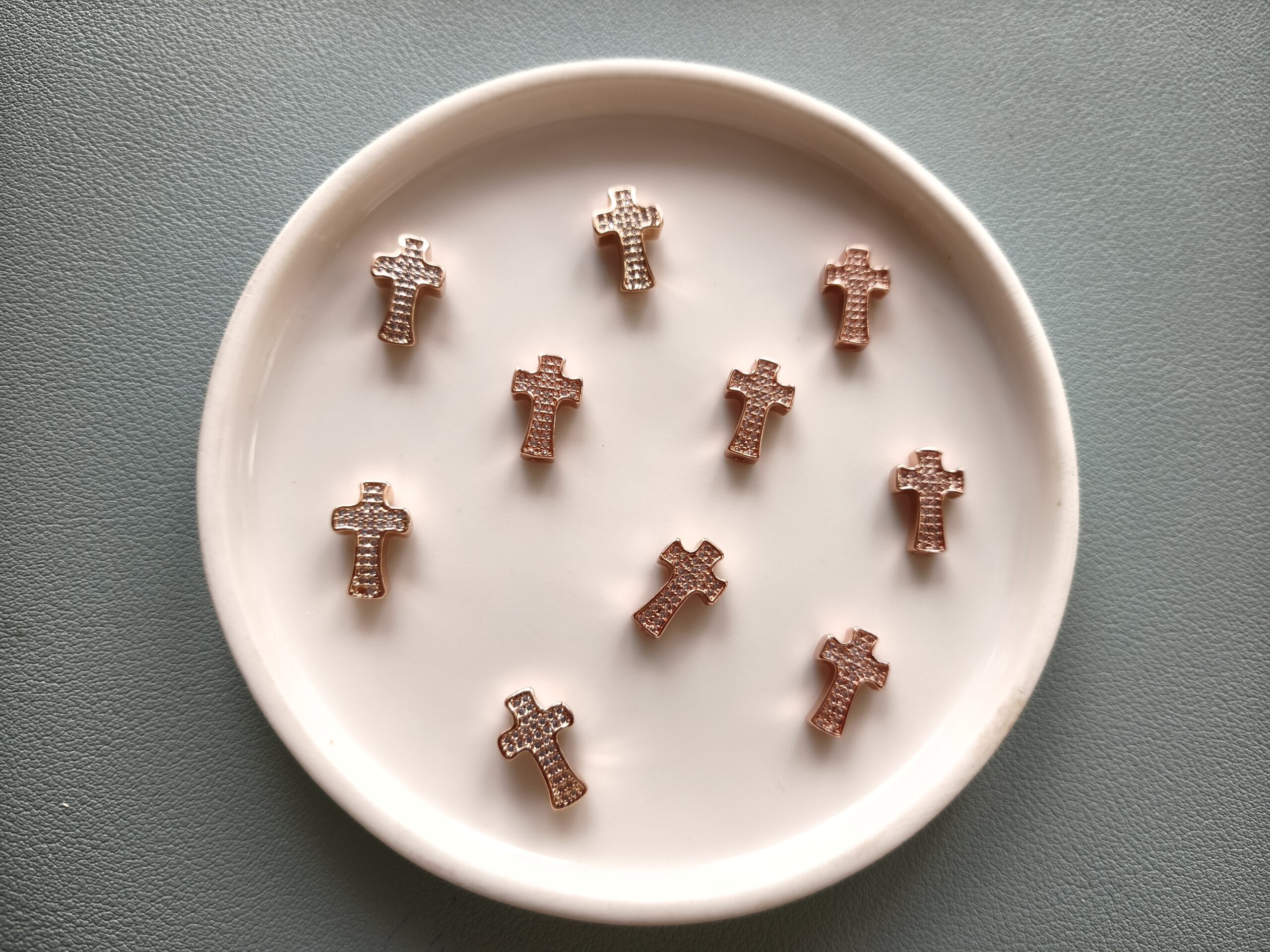 Cirkónia kereszt köztes rosegold színben