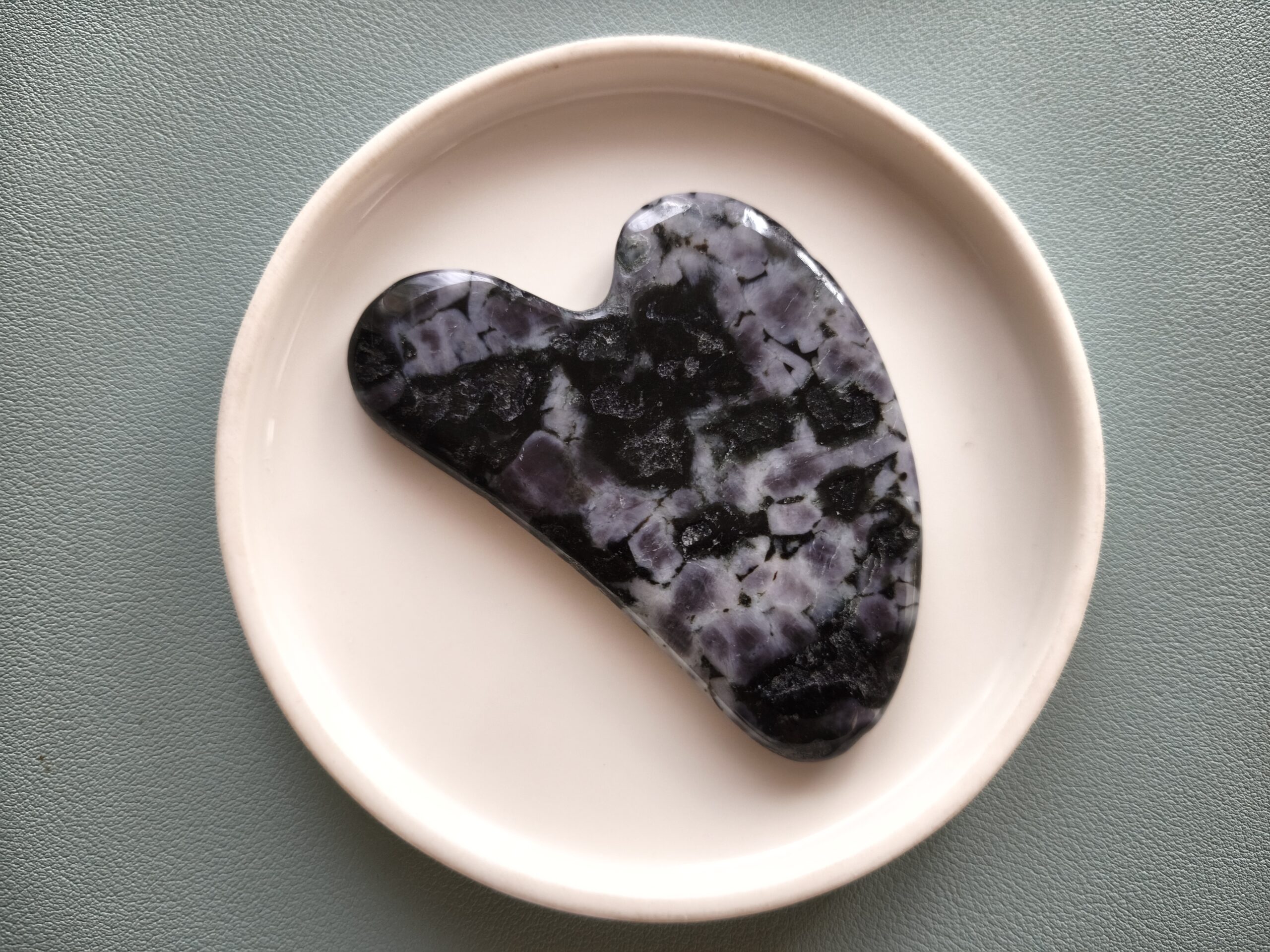 Gua sha arcmasszírozó indiai gabbro